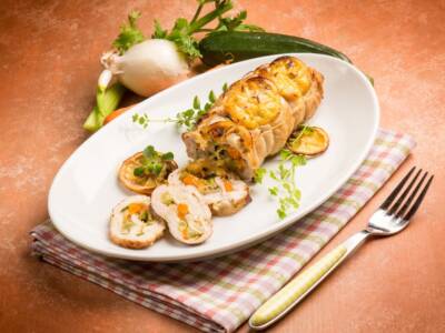 Rollè di tacchino farcito con zucchine e pancetta, ricetta facile da provare!