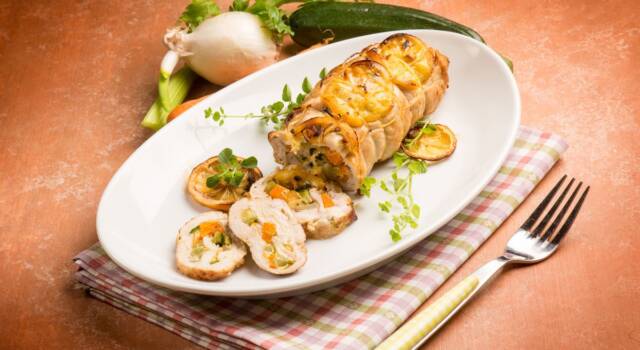 Rollè di tacchino farcito con zucchine e pancetta, ricetta facile da provare!
