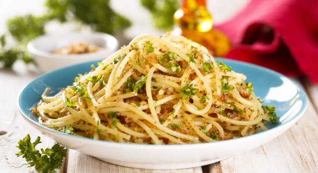 Ricetta salva tempo: spaghetti con briciole di pane croccanti e saporiti