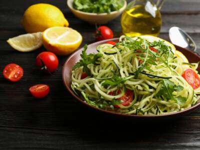 Freschi ed estivi: ecco come preparare gli spaghetti di zucchine con pomodori ciliegini