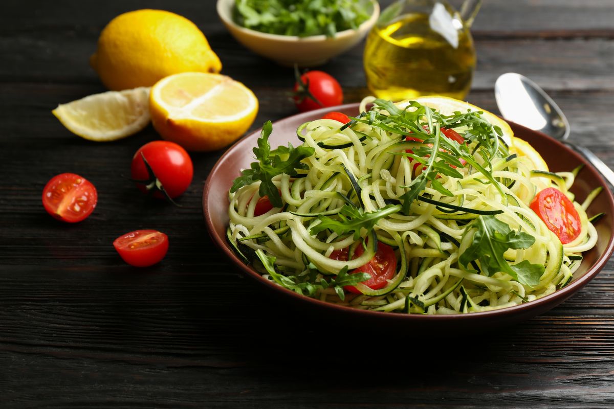 Spaghetti with courgettes and raw cherry tomatoes