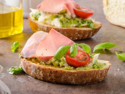 Sfiziose bruschette integrali con prosciutto cotto e pesto