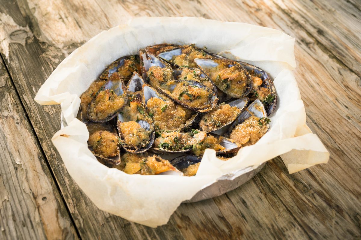 Mussels au gratin with lemon