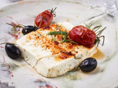 Feta al forno: con pomodori, cipolle e olive è perfetta!