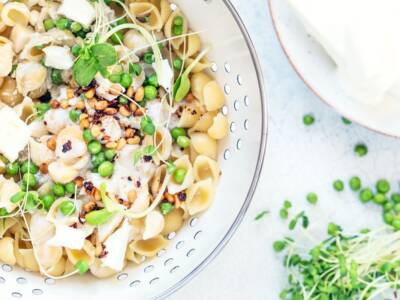 Pranzo estivo in compagnia? Insalata di pasta con verdure e feta!