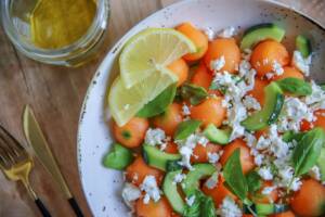 Insalata con melone, cetrioli e feta