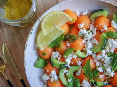 Insalata cetrioli, melone e feta: il sapore dell’estate