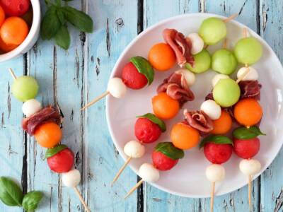 Spiedini estivi con formaggio e frutta: il segreto per un buffet di successo