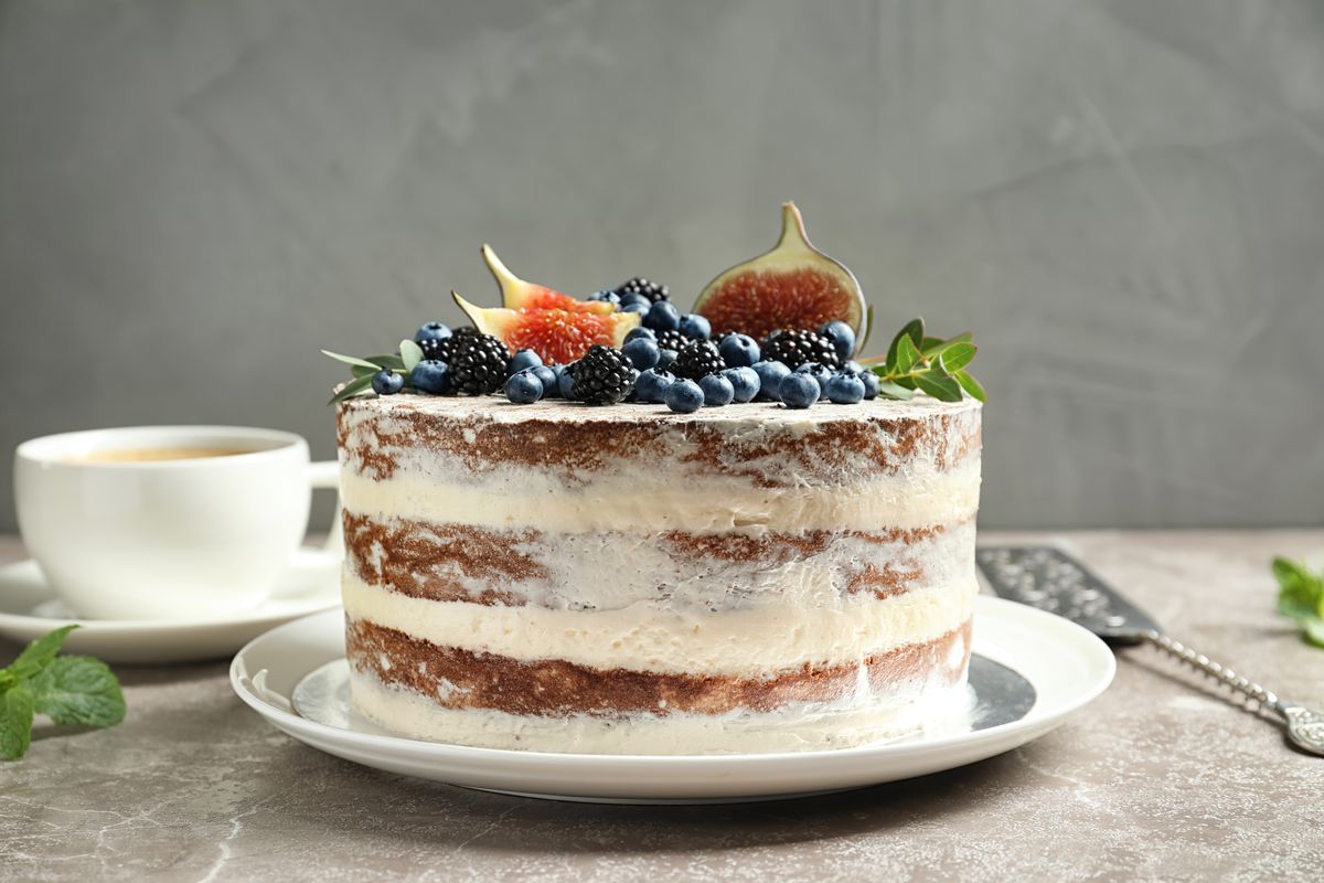 Wholemeal pie with figs and blueberries