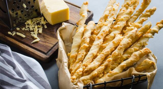 Bastoncini di sfoglia al formaggio: perfetti per antipasti veloci e sfiziosi