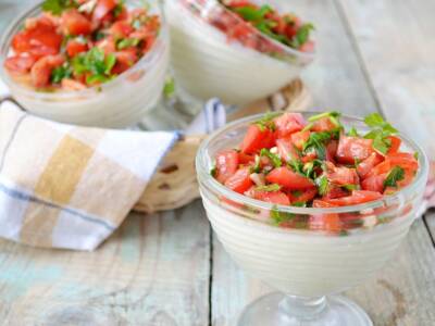 Bicchierini di mousse di bufala, rucola e pomodori per antipasti vegetariani