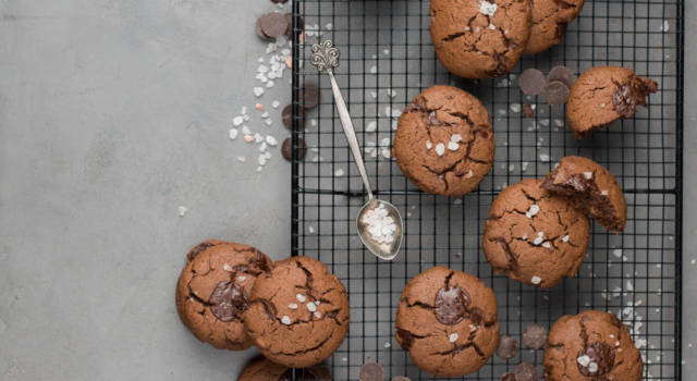 Perfetti per la merenda, morbidi e golosi: sono i biscotti al cioccolato