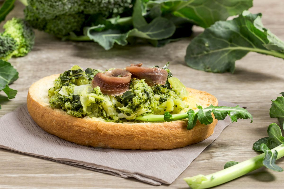 Crostini di acciughe e pesto di broccoli