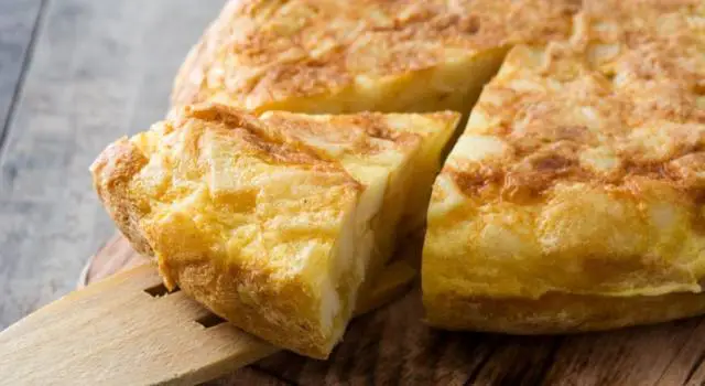 Come si fa la frittata con il Bimby? La ricetta sfiziosa con patate e cipolle