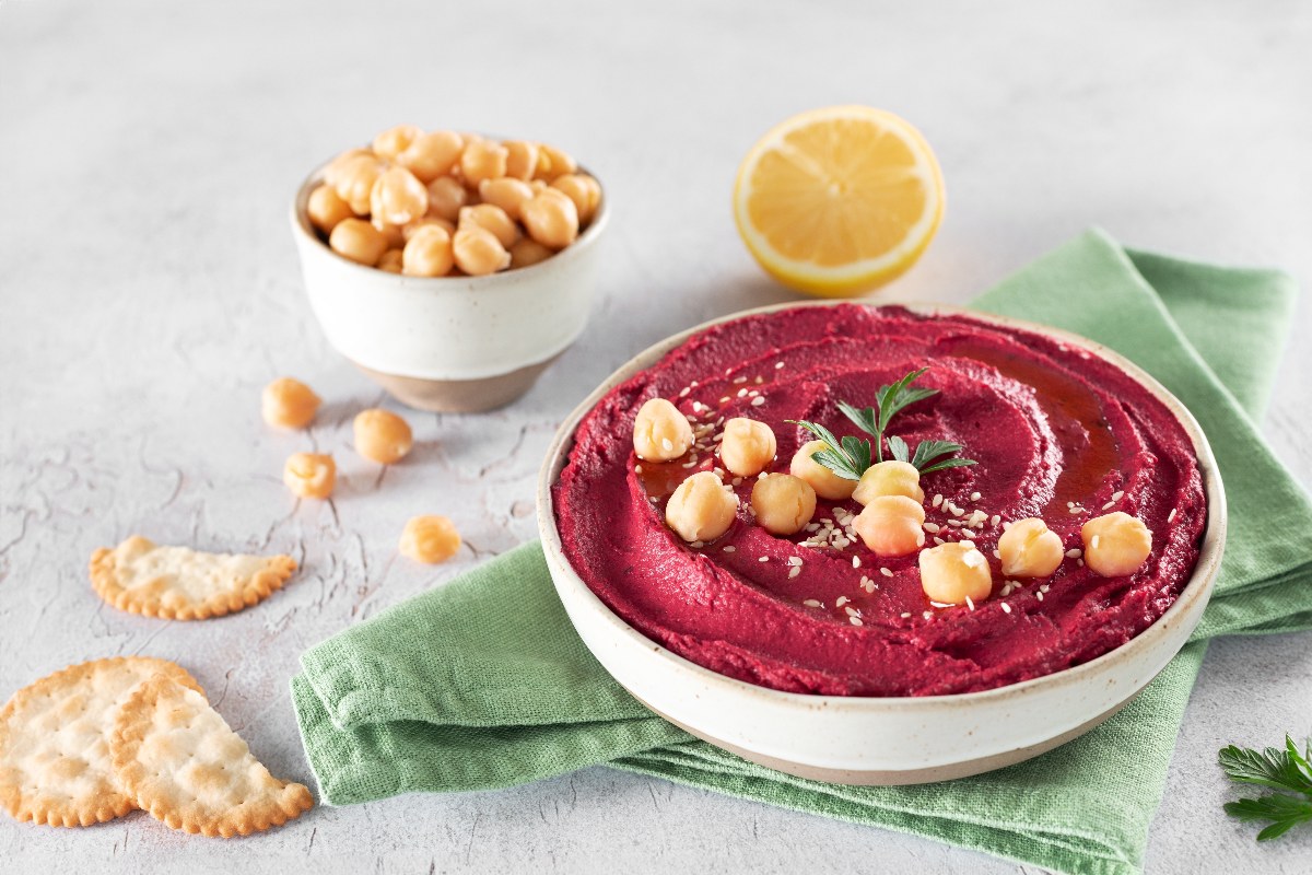 Ciotola con hummus di barbabietola decorato con ceci