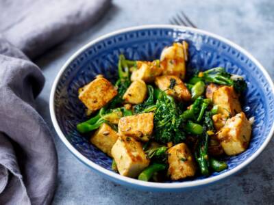 Tofu croccante in padella con contorno di broccoli: leggero ma buonissimo!