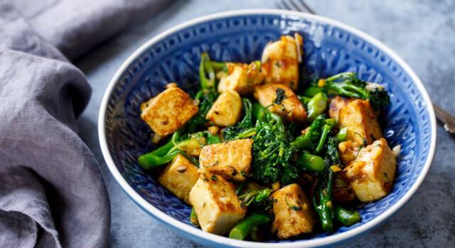 Tofu croccante in padella con contorno di broccoli: leggero ma buonissimo!