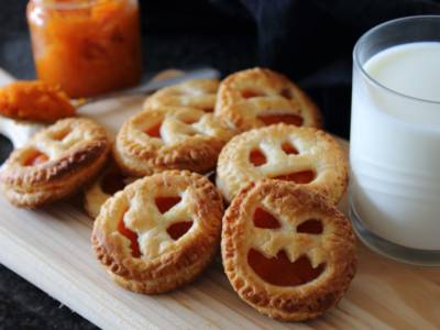 Biscotti di Halloween a forma di zucca, da preparare anche con i bambini