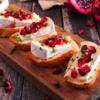 bruschette brie e melograno