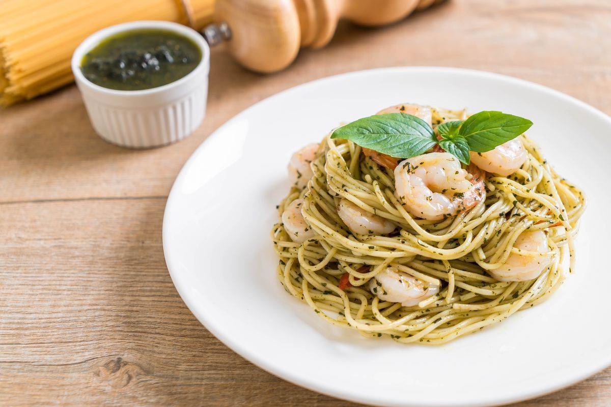 pasta con gamberi e pesto di zucchine