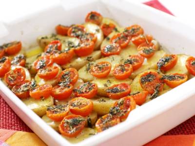 Pomodori e patate al forno gratinati: un contorno delizioso!