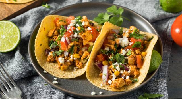Sfiziosi tacos messicani vegani ripieni di avocado e ceci