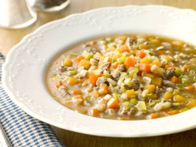 Zuppa di verza, zucca e orzo: una minestra autunnale e deliziosa