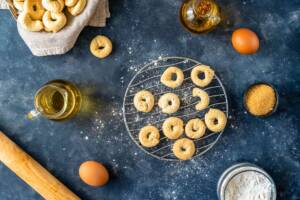 Vista dall'alto biscotti all'anice messi a raffreddare su gratella