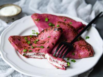 Crepes colorate alla barbabietola e farcite con formaggio: ecco come prepararle