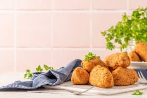 Piatto con crocchette di patate e baccalà fritte