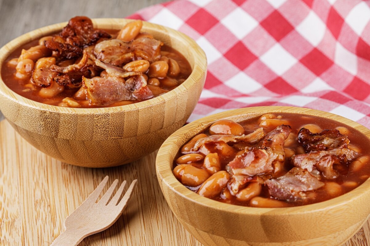 Ciotola di legno con cotiche e fagioli