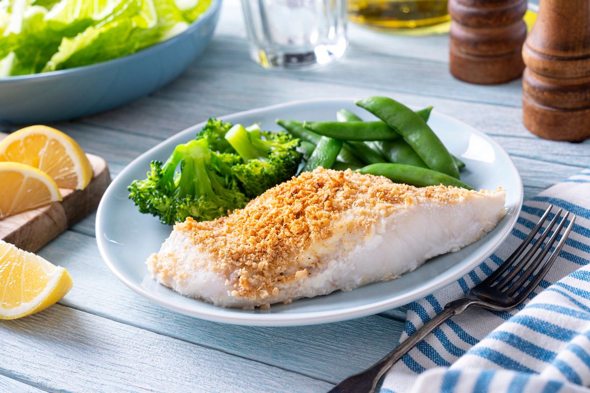 Trancio di pesce con gratinatura di pane e contorno di broccoli