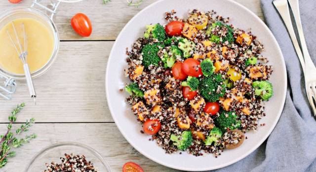 Quinoa tricolore con ceci, broccoli e pomodorini: un primo piatto senza glutine
