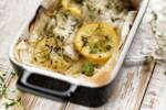 Pirofila di ceramica con pesce cotto al forno con limone e timo