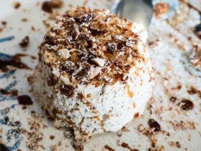 Ecco la ricetta del semifreddo al torroncino, un dolce morbido e cremoso