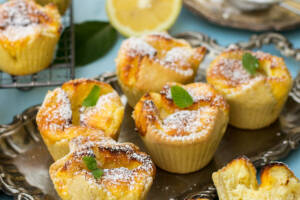 Tortini di pasta frolla decorati con zucchero a velo