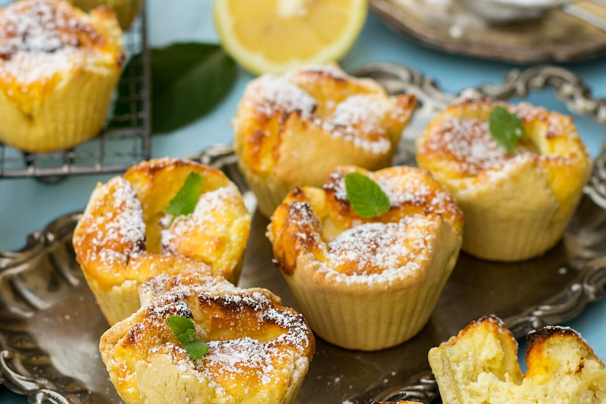 Tortini di pasta frolla decorati con zucchero a velo