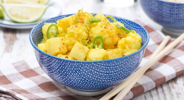 Spezzatino di cavolfiore, patate e tofu al curry: un secondo piatto vegano