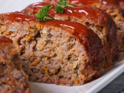 Polpettone di ceci e porri con crema di barbabietola e pomodoro