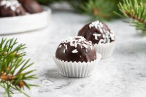 Tartufi ricoperti di cioccolato e decorati con cocco in pirottini di carta bianca
