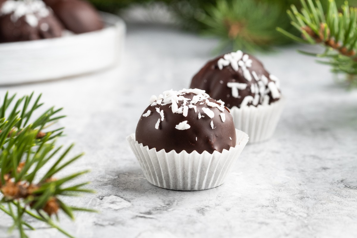 Tartufi ricoperti di cioccolato e decorati con cocco in pirottini di carta bianca