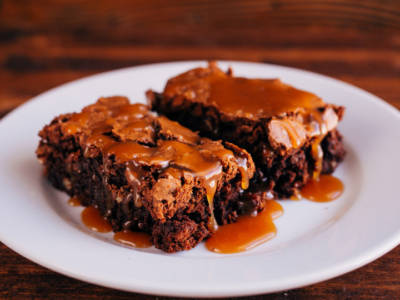 Quadrotti di brownie al cioccolato con caramello salato: la ricetta golosa!