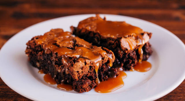 Quadrotti di brownie al cioccolato con caramello salato: la ricetta golosa!