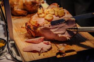 Prosciutto di maiale cotto al forno con ananas e tagliato a fette