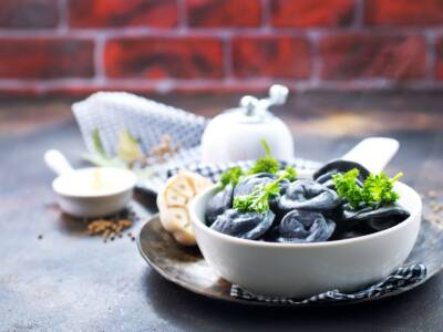 Ravioli al nero di seppia ripieni di spigola e ricotta