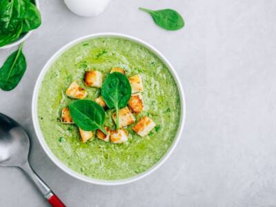 Zuppa leggera di spinaci, avena e tofu