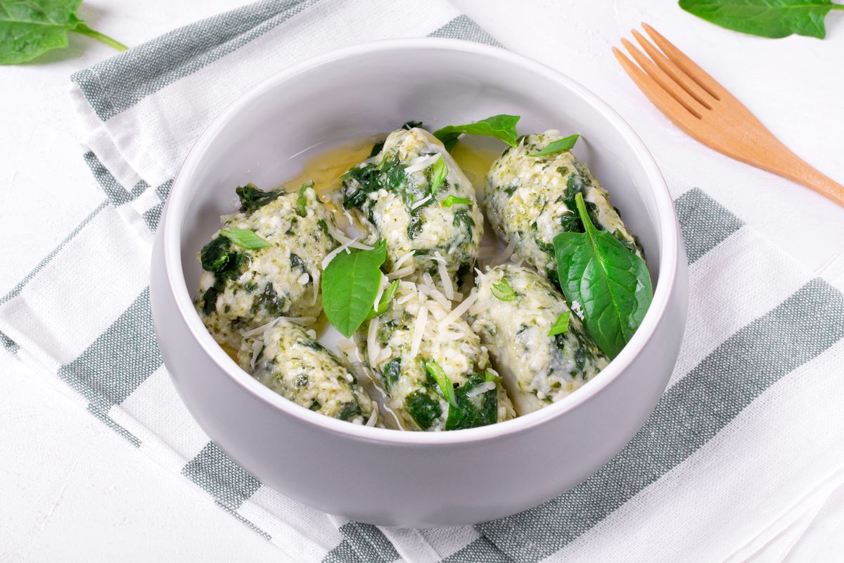 Gnocchi di pane con cavolo nero e cicoria