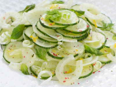 Insalata di finocchi e cetrioli aromatizzata all’aneto