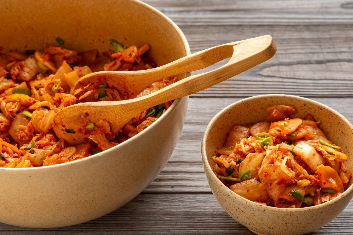 Ciotola con kimchi, cavolo cinese fermentato al peperoncinio