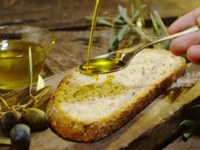 Olio: qual è il migliore per sostituire quello EVO di oliva?